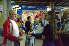 метание ножей, ,21 февраля 2015 года во Дворце спорта Авиационного завода (ул. Физкультурная,101) прошел XVII Фестиваль спортивных единоборств, посвященный Дню защитника отечества. На Фестивале были представлены такие виды спортивных единоборств, как самбо, каратэ, тхэквон-до, унифайт (метание ножа), кикбоксинг, рукопашный бой, джиу джитсу.
В рамках фестиваля проходил Открытый Областной турнир по «Универсальному бою»  упражнение «Спортивное метание ножа». Фото Громов Сергей 