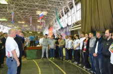 метание ножей, ,21 февраля 2015 года во Дворце спорта Авиационного завода (ул. Физкультурная,101) прошел XVII Фестиваль спортивных единоборств, посвященный Дню защитника отечества. На Фестивале были представлены такие виды спортивных единоборств, как самбо, каратэ, тхэквон-до, унифайт (метание ножа), кикбоксинг, рукопашный бой, джиу джитсу.
В рамках фестиваля проходил Открытый Областной турнир по «Универсальному бою»  упражнение «Спортивное метание ножа». Фото Громов Сергей 