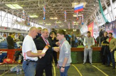 метание ножей, ,21 февраля 2015 года во Дворце спорта Авиационного завода (ул. Физкультурная,101) прошел XVII Фестиваль спортивных единоборств, посвященный Дню защитника отечества. На Фестивале были представлены такие виды спортивных единоборств, как самбо, каратэ, тхэквон-до, унифайт (метание ножа), кикбоксинг, рукопашный бой, джиу джитсу.
В рамках фестиваля проходил Открытый Областной турнир по «Универсальному бою»  упражнение «Спортивное метание ножа». Фото Громов Сергей 