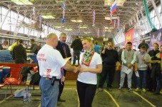 метание ножей, ,21 февраля 2015 года во Дворце спорта Авиационного завода (ул. Физкультурная,101) прошел XVII Фестиваль спортивных единоборств, посвященный Дню защитника отечества. На Фестивале были представлены такие виды спортивных единоборств, как самбо, каратэ, тхэквон-до, унифайт (метание ножа), кикбоксинг, рукопашный бой, джиу джитсу.
В рамках фестиваля проходил Открытый Областной турнир по «Универсальному бою»  упражнение «Спортивное метание ножа». Фото Громов Сергей 
