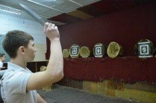 метание ножей, ,13  открытый Чемпионат и Первенство Самарской Государственной областной академии Наяновой по «Универсальному бою», упражнение спортивное метание ножа, 22  февраля 2015 г. Фото Громов Сергей 