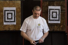 метание ножей, ,26-27 марта в Москве прошел Чемпионат Москвы по спортивному метанию ножа по правилам федерации Универсального боя. Всего было более 40 метателей.
Борьба получилась необычайно упорной, судьба сразу нескольких наград была определена при равном количестве набранных очков по последней серии. Предлагаю фотографии прошедшего турнира от Анны Кортуновой. 