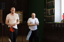 метание ножей, ,26-27 марта в Москве прошел Чемпионат Москвы по спортивному метанию ножа по правилам федерации Универсального боя. Всего было более 40 метателей.
Борьба получилась необычайно упорной, судьба сразу нескольких наград была определена при равном количестве набранных очков по последней серии. Предлагаю фотографии прошедшего турнира от Анны Кортуновой. 