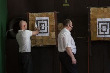 метание ножей, ,26-27 марта в Москве прошел Чемпионат Москвы по спортивному метанию ножа по правилам федерации Универсального боя. Всего было более 40 метателей.
Борьба получилась необычайно упорной, судьба сразу нескольких наград была определена при равном количестве набранных очков по последней серии. Предлагаю фотографии прошедшего турнира от Анны Кортуновой. 