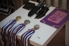 метание ножей, ,26-27 марта в Москве прошел Чемпионат Москвы по спортивному метанию ножа по правилам федерации Универсального боя. Всего было более 40 метателей.
Борьба получилась необычайно упорной, судьба сразу нескольких наград была определена при равном количестве набранных очков по последней серии. Предлагаю фотографии прошедшего турнира от Анны Кортуновой. 