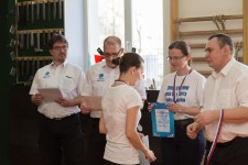 метание ножей, ,26-27 марта в Москве прошел Чемпионат Москвы по спортивному метанию ножа по правилам федерации Универсального боя. Всего было более 40 метателей.
Борьба получилась необычайно упорной, судьба сразу нескольких наград была определена при равном количестве набранных очков по последней серии. Предлагаю фотографии прошедшего турнира от Анны Кортуновой. 