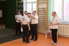 метание ножей, ,26-27 марта в Москве прошел Чемпионат Москвы по спортивному метанию ножа по правилам федерации Универсального боя. Всего было более 40 метателей.
Борьба получилась необычайно упорной, судьба сразу нескольких наград была определена при равном количестве набранных очков по последней серии. Предлагаю фотографии прошедшего турнира от Анны Кортуновой. 