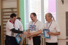 метание ножей, ,26-27 марта в Москве прошел Чемпионат Москвы по спортивному метанию ножа по правилам федерации Универсального боя. Всего было более 40 метателей.
Борьба получилась необычайно упорной, судьба сразу нескольких наград была определена при равном количестве набранных очков по последней серии. Предлагаю фотографии прошедшего турнира от Анны Кортуновой. 