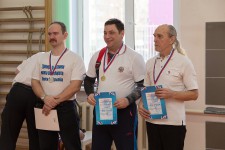 метание ножей, ,26-27 марта в Москве прошел Чемпионат Москвы по спортивному метанию ножа по правилам федерации Универсального боя. Всего было более 40 метателей.
Борьба получилась необычайно упорной, судьба сразу нескольких наград была определена при равном количестве набранных очков по последней серии. Предлагаю фотографии прошедшего турнира от Анны Кортуновой. 