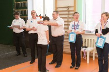 метание ножей, ,26-27 марта в Москве прошел Чемпионат Москвы по спортивному метанию ножа по правилам федерации Универсального боя. Всего было более 40 метателей.
Борьба получилась необычайно упорной, судьба сразу нескольких наград была определена при равном количестве набранных очков по последней серии. Предлагаю фотографии прошедшего турнира от Анны Кортуновой. 