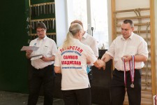 метание ножей, ,26-27 марта в Москве прошел Чемпионат Москвы по спортивному метанию ножа по правилам федерации Универсального боя. Всего было более 40 метателей.
Борьба получилась необычайно упорной, судьба сразу нескольких наград была определена при равном количестве набранных очков по последней серии. Предлагаю фотографии прошедшего турнира от Анны Кортуновой. 