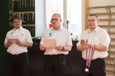 метание ножей, ,26-27 марта в Москве прошел Чемпионат Москвы по спортивному метанию ножа по правилам федерации Универсального боя. Всего было более 40 метателей.
Борьба получилась необычайно упорной, судьба сразу нескольких наград была определена при равном количестве набранных очков по последней серии. Предлагаю фотографии прошедшего турнира от Анны Кортуновой. 