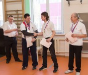 метание ножей, ,26-27 марта в Москве прошел Чемпионат Москвы по спортивному метанию ножа по правилам федерации Универсального боя. Всего было более 40 метателей.
Борьба получилась необычайно упорной, судьба сразу нескольких наград была определена при равном количестве набранных очков по последней серии. Предлагаю фотографии прошедшего турнира от Анны Кортуновой. 