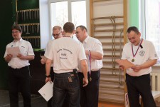метание ножей, ,26-27 марта в Москве прошел Чемпионат Москвы по спортивному метанию ножа по правилам федерации Универсального боя. Всего было более 40 метателей.
Борьба получилась необычайно упорной, судьба сразу нескольких наград была определена при равном количестве набранных очков по последней серии. Предлагаю фотографии прошедшего турнира от Анны Кортуновой. 
