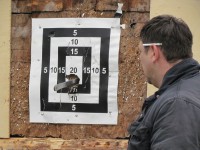 метание ножей, ,11 июня в деревне Сапегино Волоколамского района Московской области прошел интересный турнир по метанию различных предметов. Собралось 28 участников, в целом состав получился очень представительный.
Метали топоры, лопаты, ножи, гвозди, отвертки, ножницы, иглы, пластины и другие предметы. В неподвижные и качающиеся мишени.
Несколько фотографий. 