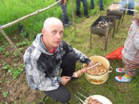 метание ножей, ,11 июня в деревне Сапегино Волоколамского района Московской области прошел интересный турнир по метанию различных предметов. Собралось 28 участников, в целом состав получился очень представительный.
Метали топоры, лопаты, ножи, гвозди, отвертки, ножницы, иглы, пластины и другие предметы. В неподвижные и качающиеся мишени.
Несколько фотографий. 