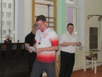 метание ножей, ,Несколько серий с разных дистанций у мужчин и женщин 