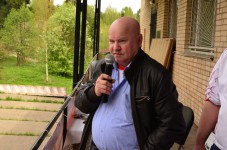 метание ножей, ,10-11 мая 2014 года в доме отдыха Космодром, недалеко от подмосковного Пушкино прошел Третий Звездный турнир по спортивному метанию ножа. 
Отличная организация: все было подготовлено отменно и соревнование доставило огромное удовольствие! А душевная атмосфера дала большой позитивный настрой участникам и зрителям!
Кроме этого, шесть стендов повысили динамику проведения соревнований . Расположение их выбрано отлично : солнце уже не будет докучать спортсменам в любое время дня.
Огромное спасибо за праздник ! 